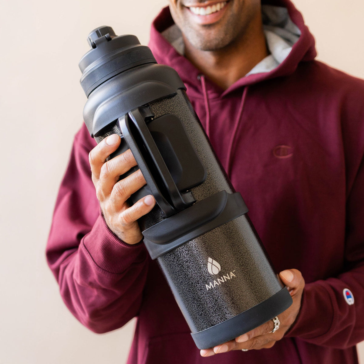 4l-titan-bottle-135-oz-e4 5Manna_Website_Lifestyles-29.jpg